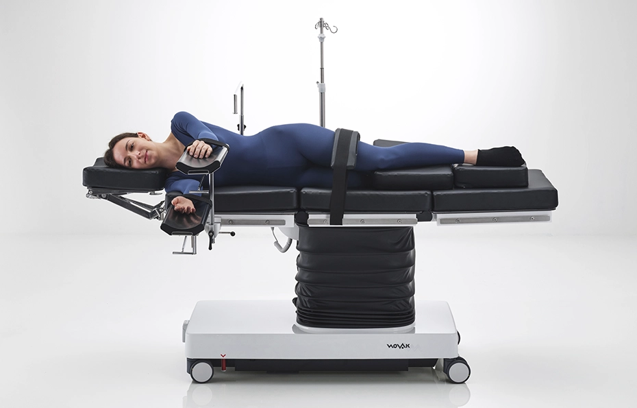 Patient auf dem OP-Tisch in Seitenlage