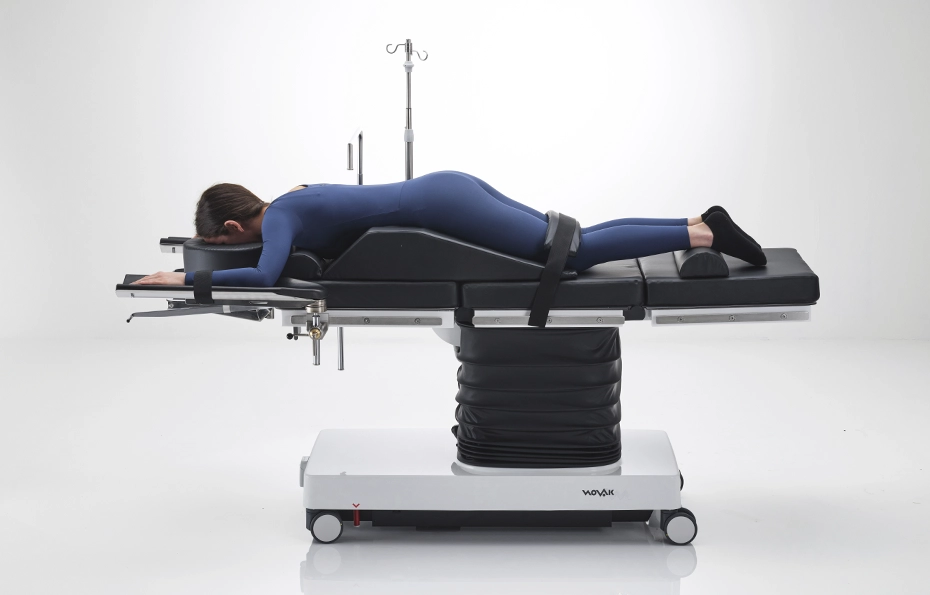 Patient liegt in Bauchlage auf dem OP-Tisch.