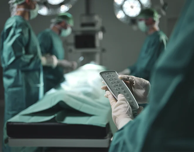 Chirurgisches Team passt den OP-Tisch während der Operation an.